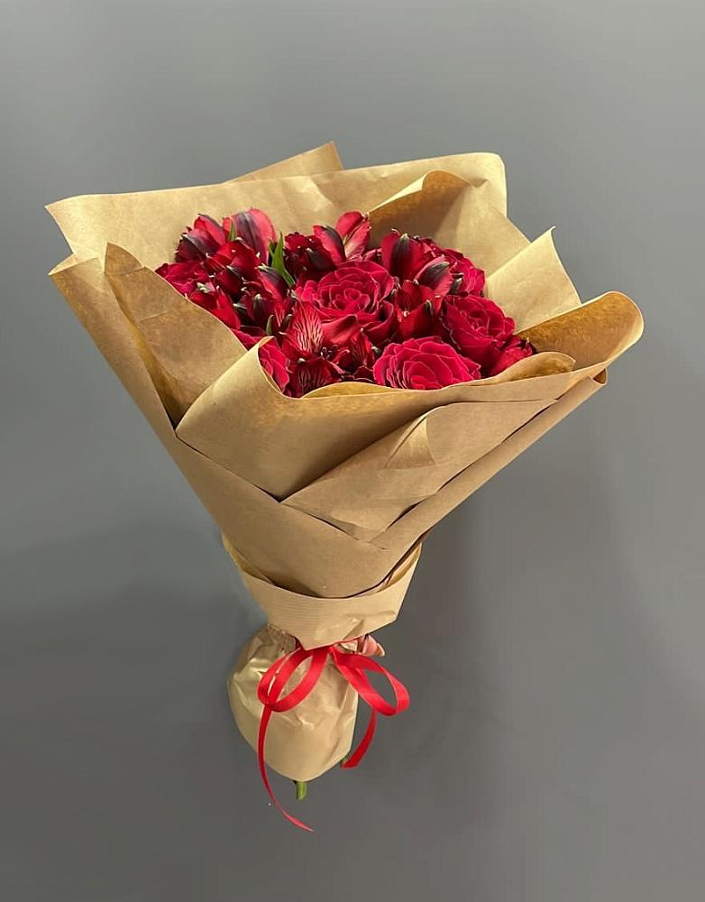 Букет цветов из: Альстромерии и Розы в Лебяжьем Алтайского края