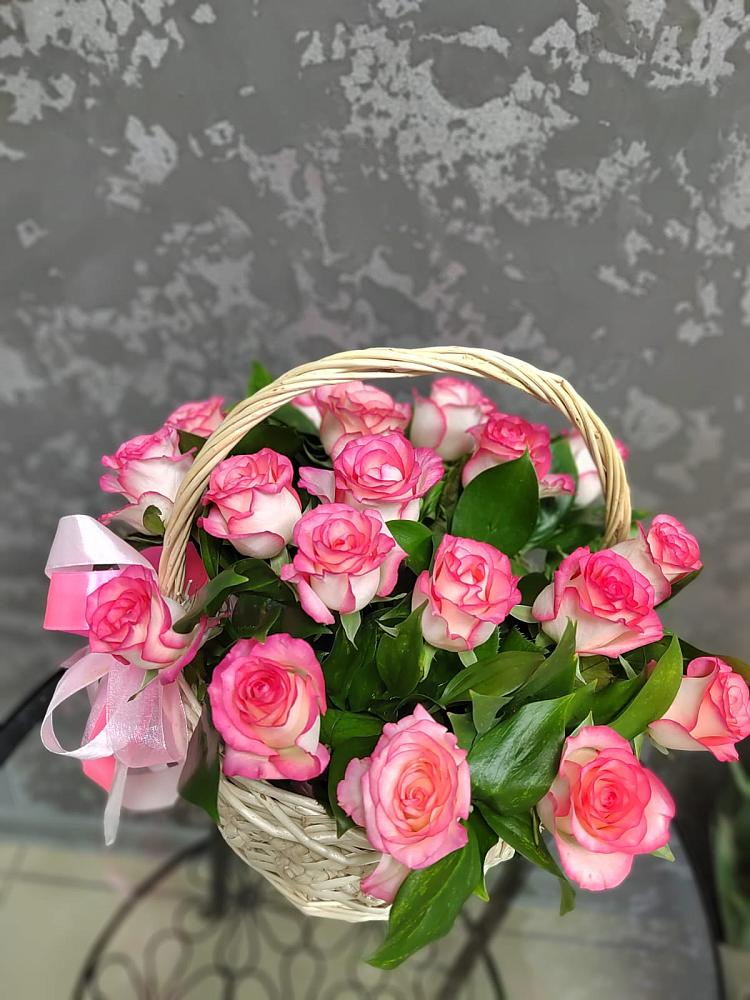 Цветочная композиция из Розы в корзине в Лебяжьем Алтайского края