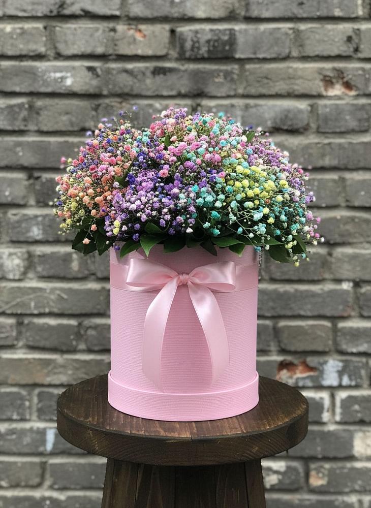 Цветочная композиция из Гипсофила и Розы в шляпной коробке в Лебяжьем Алтайского края