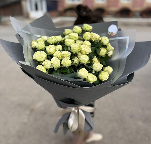 Букет Белые кустовые розы Солинеро в Лебяжьем Алтайского края