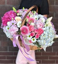 Композиция солнечный день в Лебяжьем Алтайского края Цветочная композиция из Розы, Хризантемы, Пионы и Лизиантусы в корзине в Лебяжьем Алтайского края