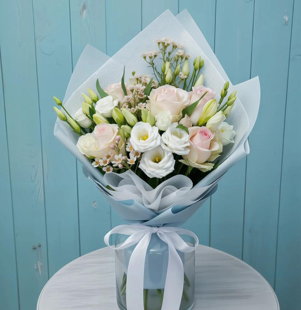 Букет цветов из: Розы и Лизиантусы в Лебяжьем Алтайского края