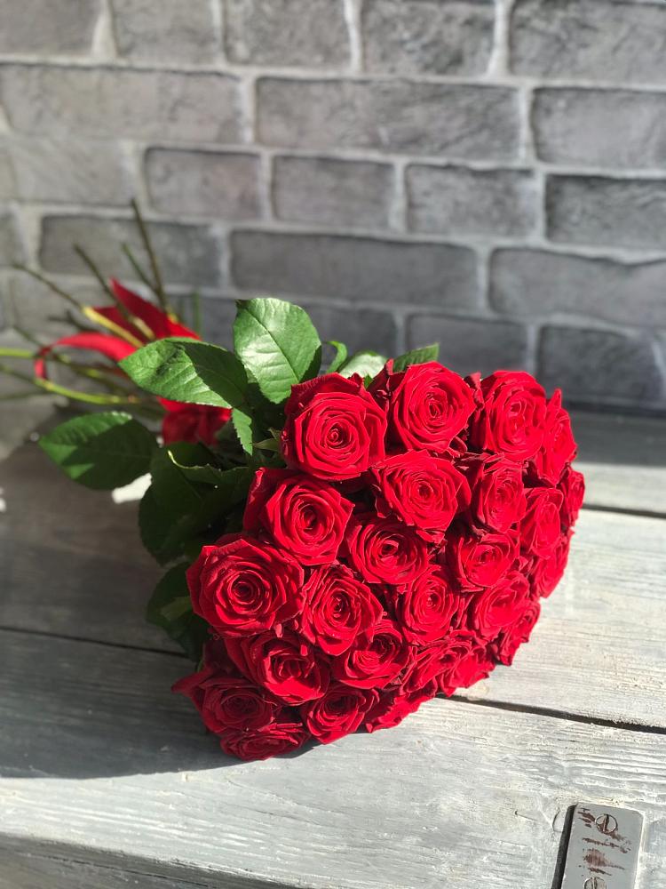 Букет Красные розы Фридом в Лебяжьем Алтайского края