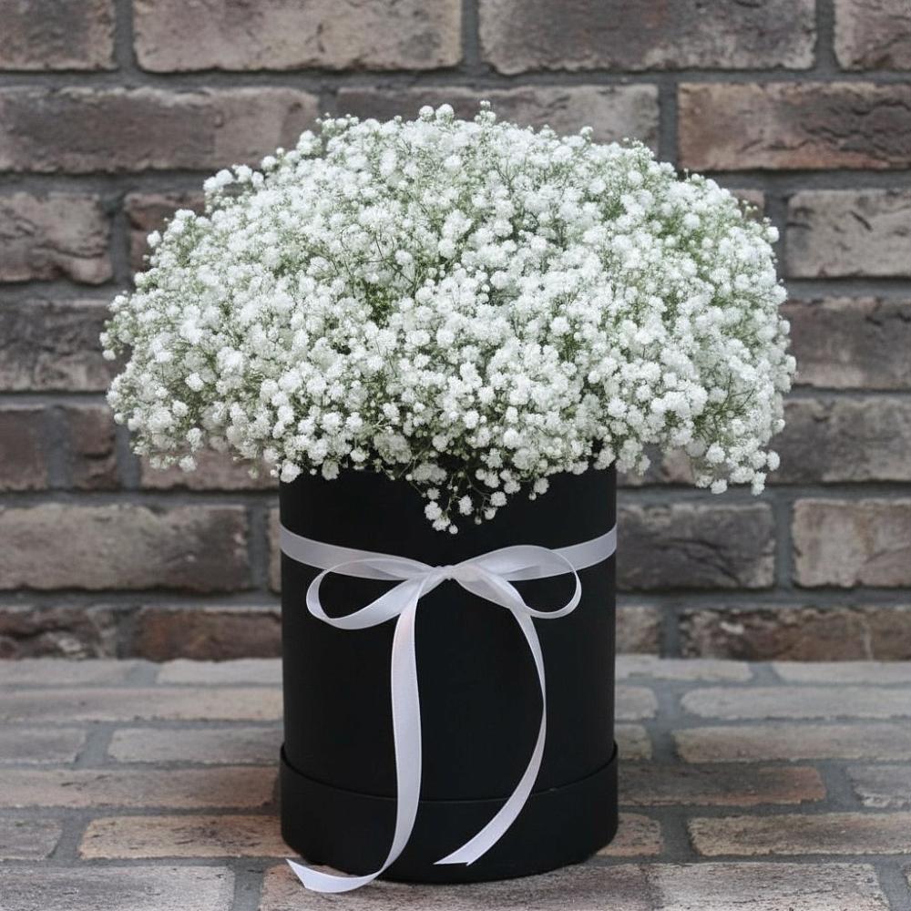 Цветочная композиция из Гипсофила в шляпной коробке в Лебяжьем Алтайского края