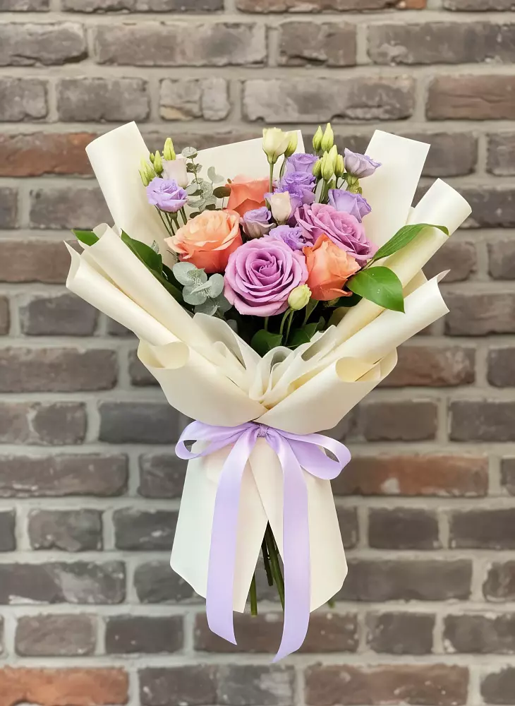 Букет цветов из: Лизиантусы и Розы в Лебяжьем Алтайского края