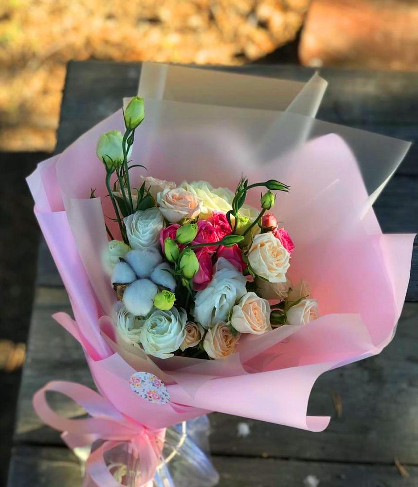 Букет цветов из: Розы и Лизиантусы в Лебяжьем Алтайского края