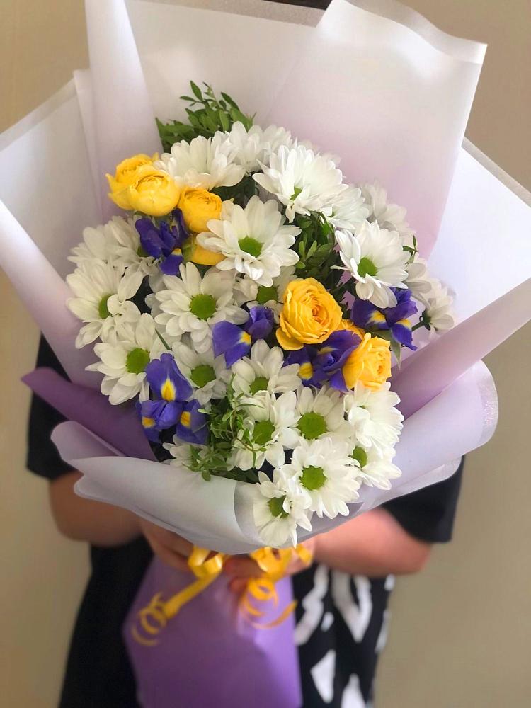 Букет цветов из: Ирисы, Хризантемы и Розы в Лебяжьем Алтайского края