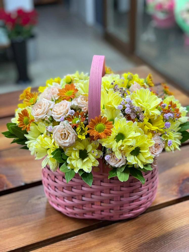 Цветочная композиция из Хризантемы и Розы в корзине в Лебяжьем Алтайского края