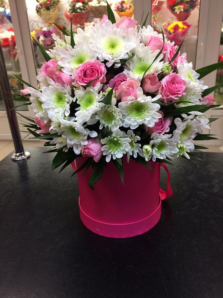 Цветочная композиция из Розы и Хризантемы в шляпной коробке в Лебяжьем Алтайского края