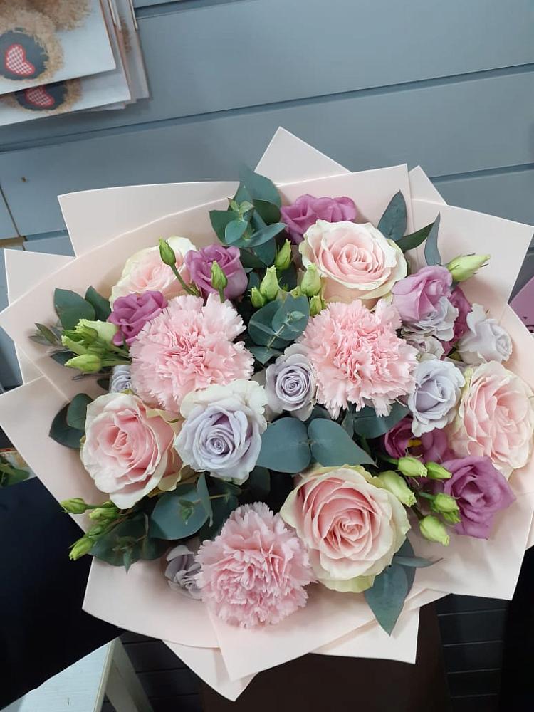 Букет цветов из: Розы, Гвоздики и Лизиантусы в Лебяжьем Алтайского края