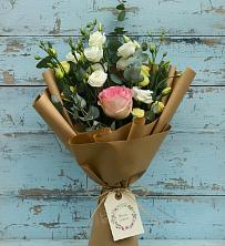 Букет цветов из:  Розы и Лизиантусы в Лебяжьем Алтайского края