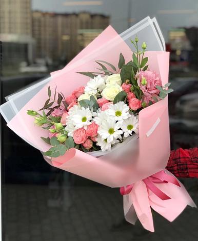 Букет цветов из: Розы, Лизиантусы и Хризантемы в Лебяжьем Алтайского края