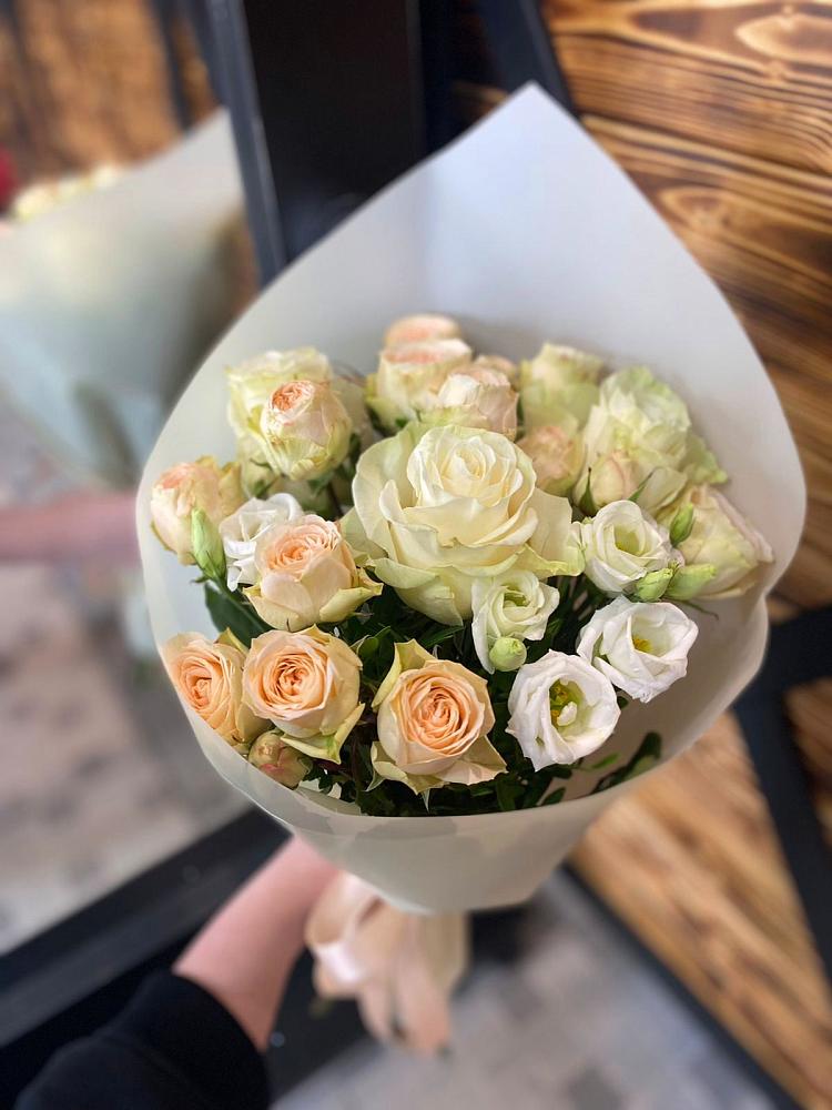 Букет цветов из: Розы и Лизиантусы в Лебяжьем Алтайского края