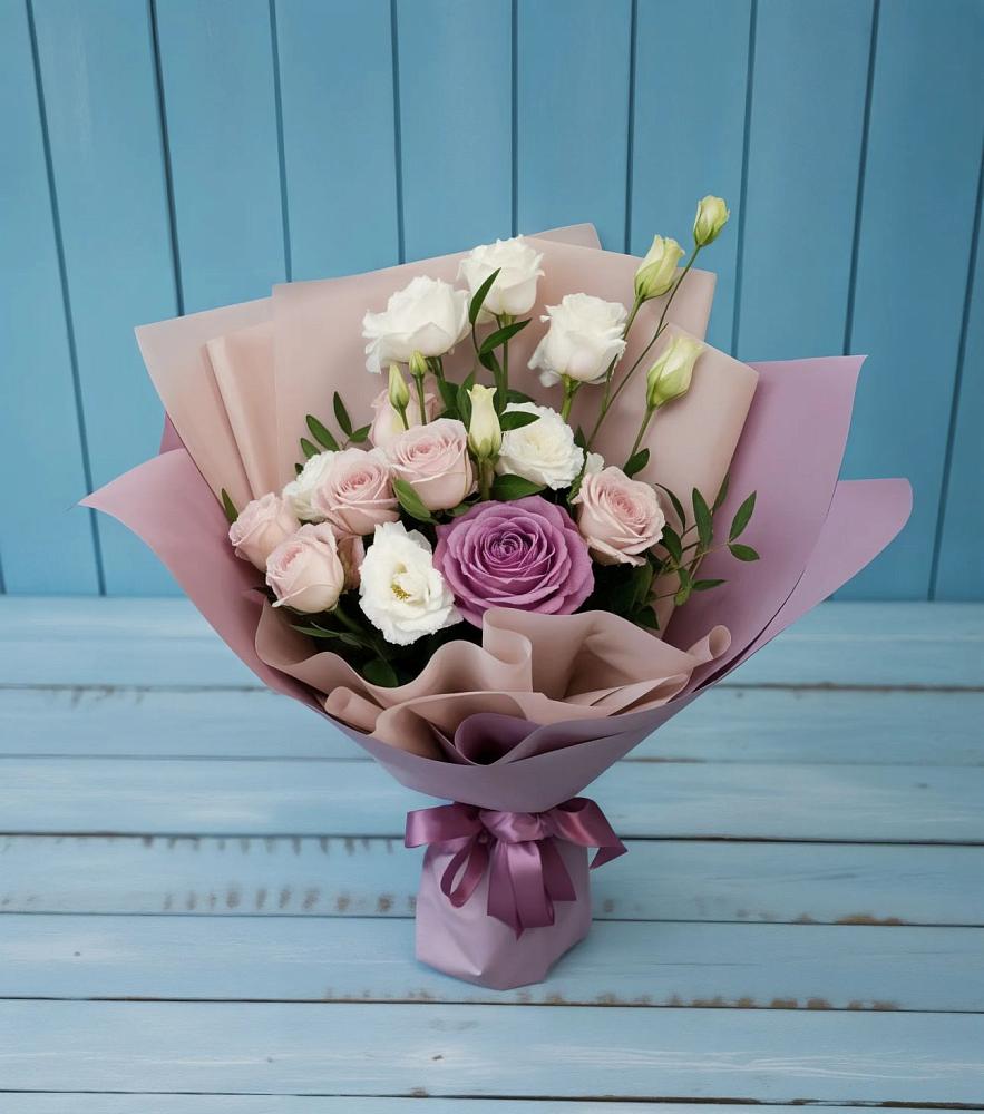 Букет цветов из: Розы и Лизиантусы в Лебяжьем Алтайского края